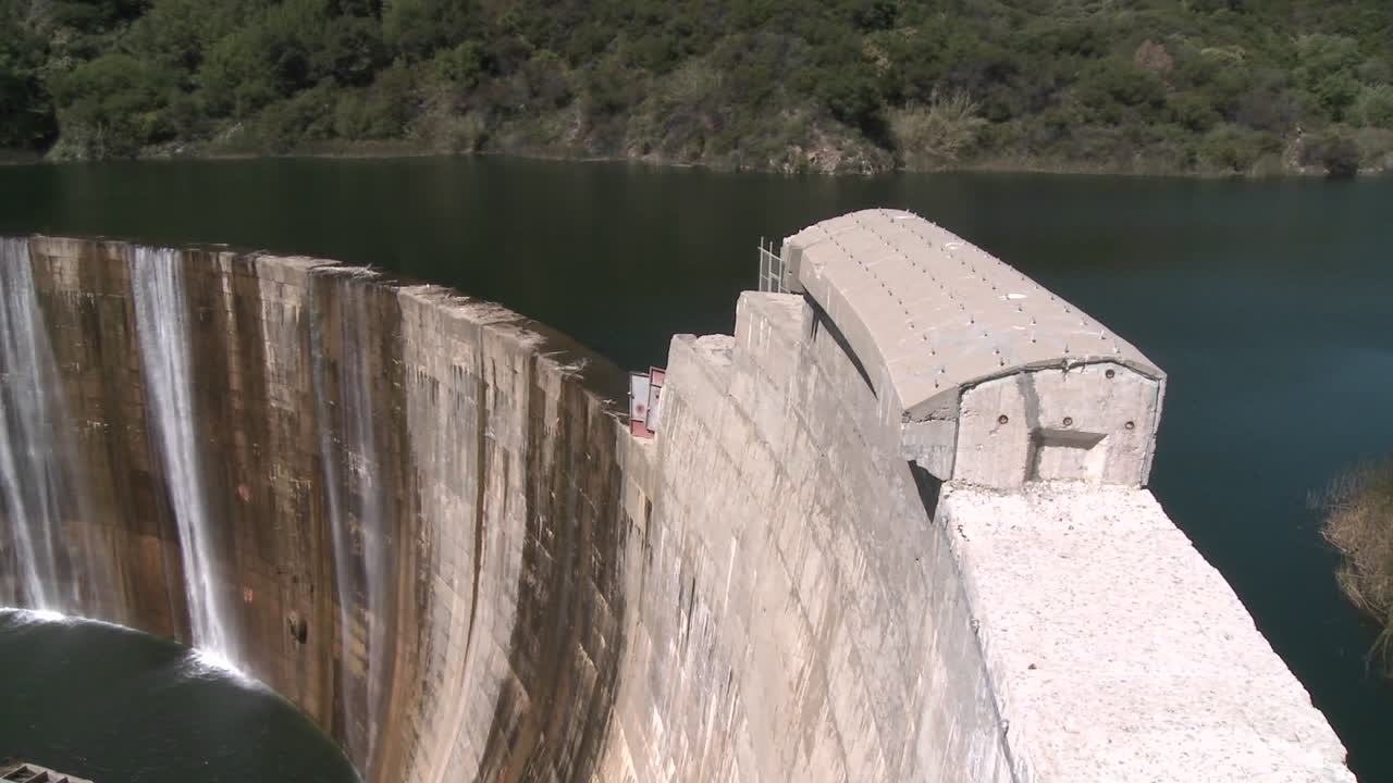 오하이오 캘리포니아의 마틸리자 댐 위로 쏟아지는 물의 팬 측면 보기