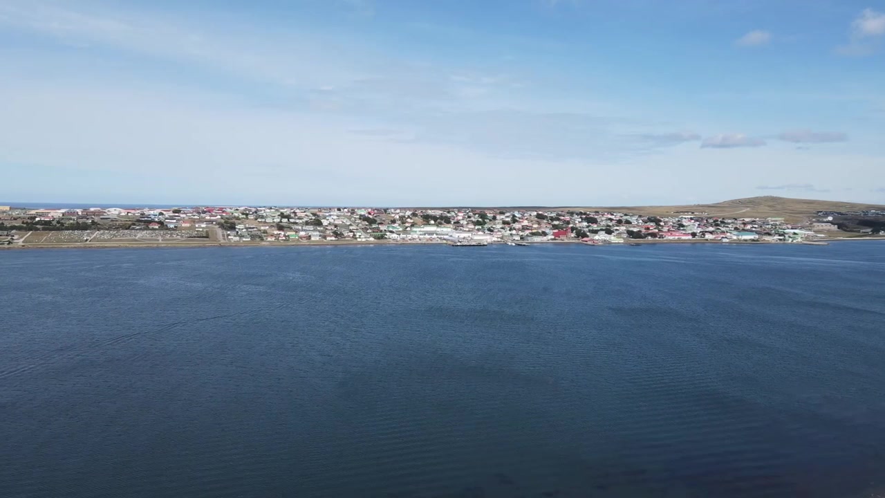 Kameraschwenk über den Hafen von Stanley fängt die Stadt und ihre malerische Umgebung auf den Falklandinseln ein.