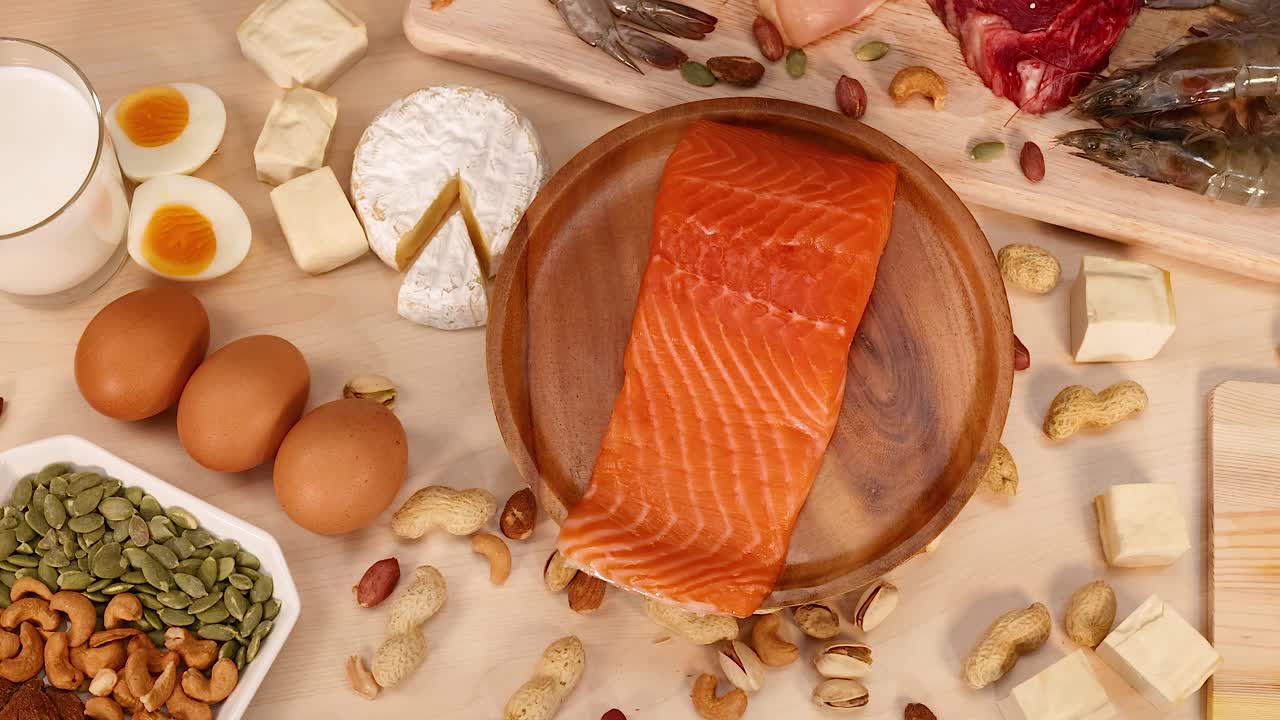 variedad de fuentes de proteínas dispuestas en una mesa