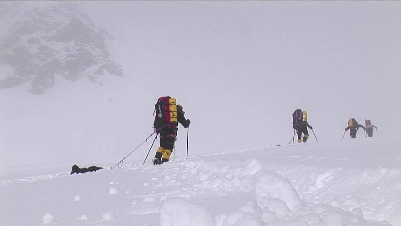 투쟁하는 등반가에게 내리는 눈