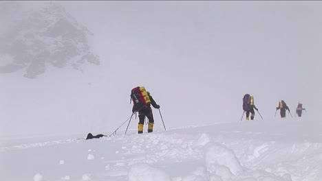 Schnee-Fällt-Auf-Kletterer,-Während-Sie-Kämpfen