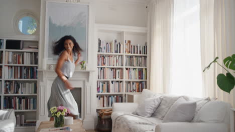 mujer feliz bailando celebrando con la victoria bailando divirtiéndose disfrutando del éxito vistiendo un hermoso vestido en casa 4k