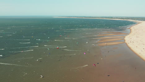 Vista-Panorámica-Del-Pintoresco-Lugar-De-Kitesurf-En-Brouwersdam,-Países-Bajos---Disparo-De-Drones