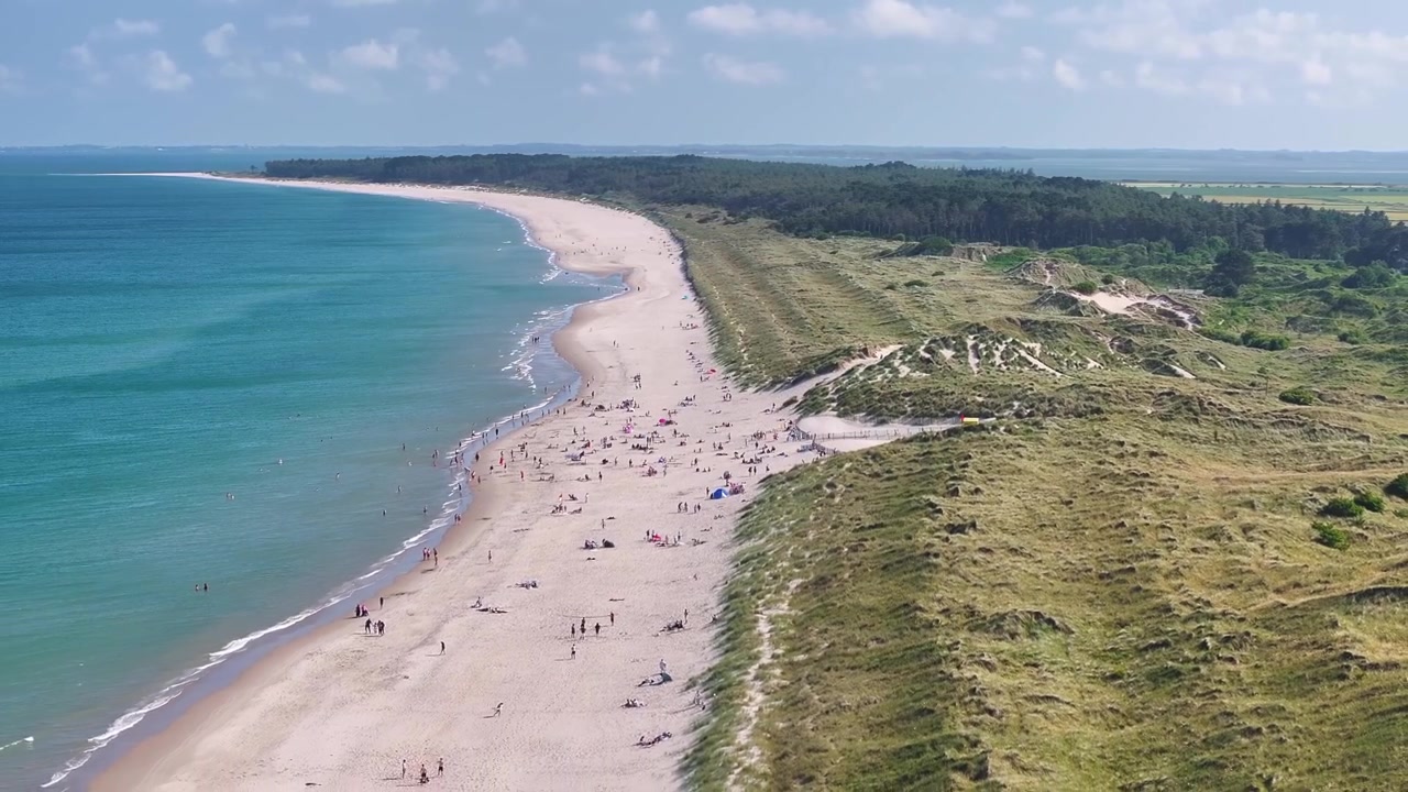 Luftfoto af folk, der nyder Curracloe Strand i smukt sommersolskin, Irland