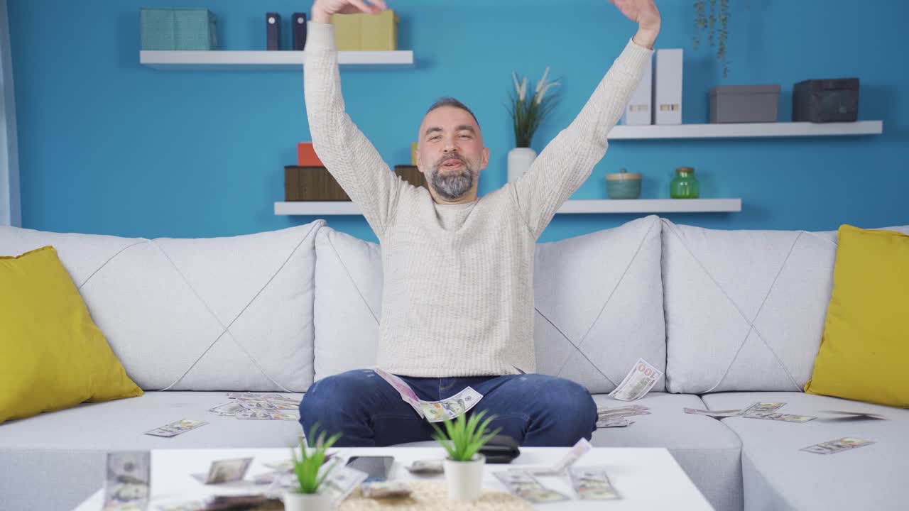 많은 돈을 가진 사람은 종이 돈을 던지고 행복합니다.