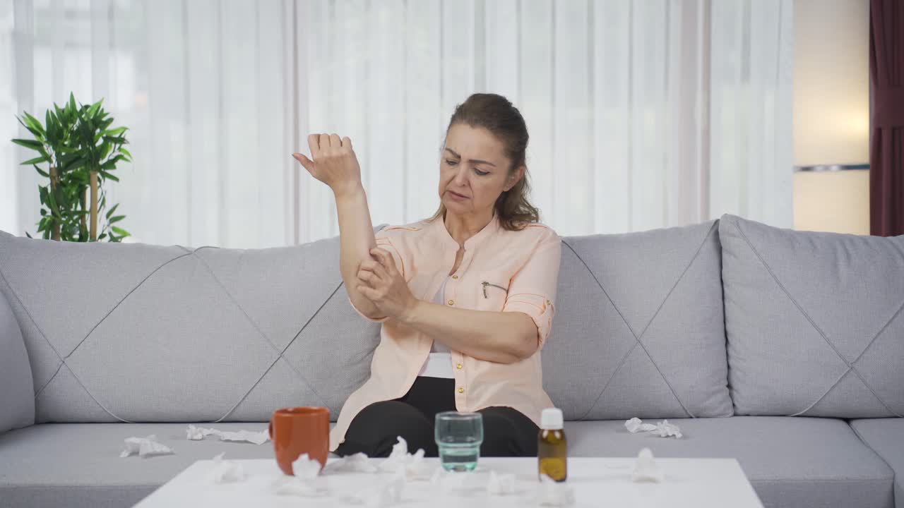 una mujer con picazón en los brazos.