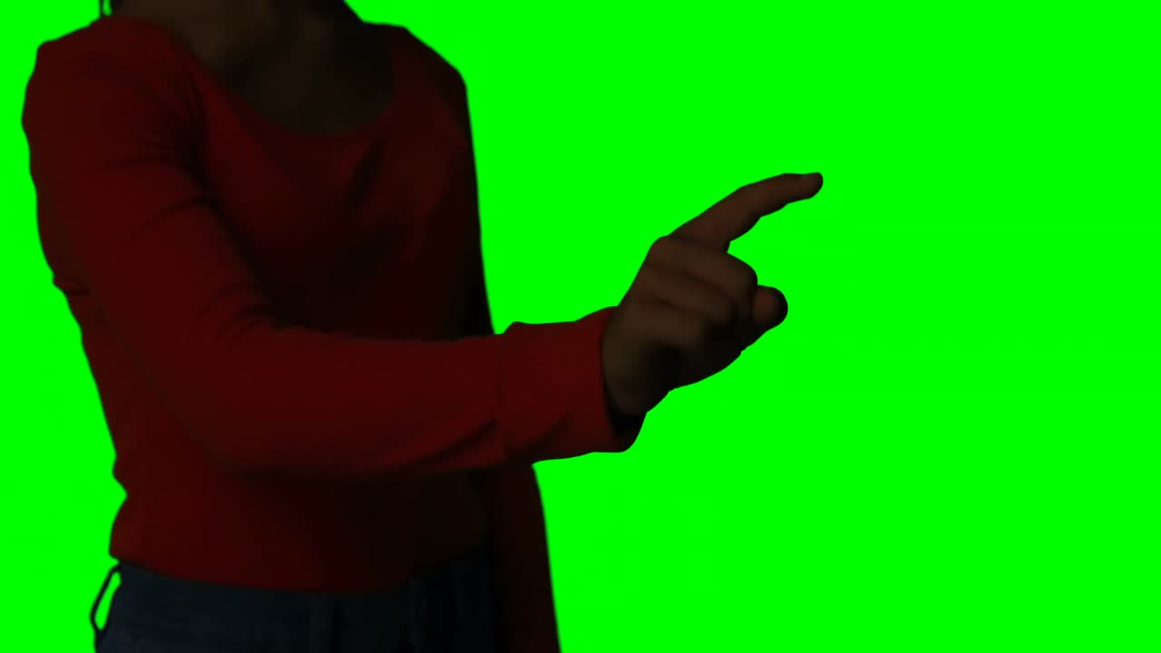 Donna che finge di usare uno schermo invisibile