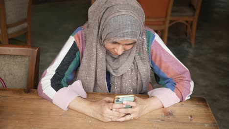 Junge-Muslimische-Frauen-Benutzen-Smartphone-Im-Café