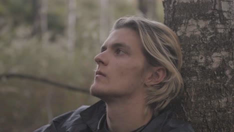 hombre en un bosque