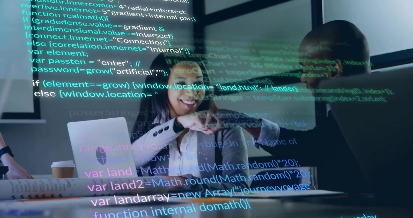 Softwareudvikler åbner bærbar computer og projicerer kode-overlay, mens et par løser et kodningsproblem