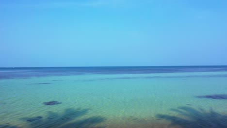 paisaje marino pacífico con un cielo azul claro sobre una laguna tranquila con patrón de algas en el fondo del mar en malasia, espacio de copia