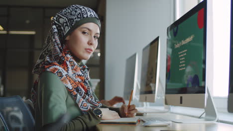 retrato de una mujer de negocios con hijab trabajando en una oficina