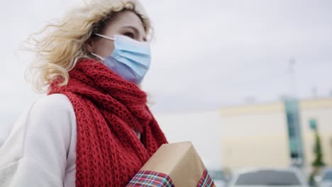 mujer con regalo de navidad en fondo rojo