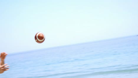 Freunde-Spielen-Rugby-Am-Strand