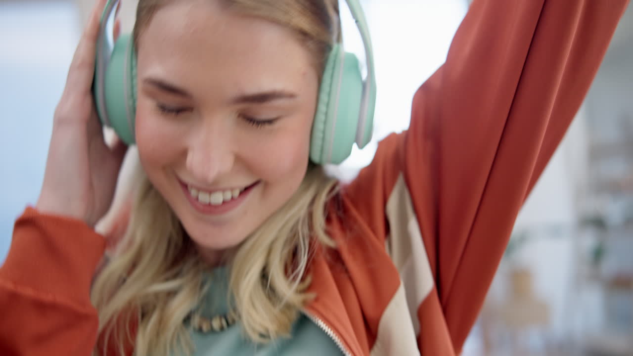 소파에 있는 여자와 함께 음악, 스트리밍 및 춤