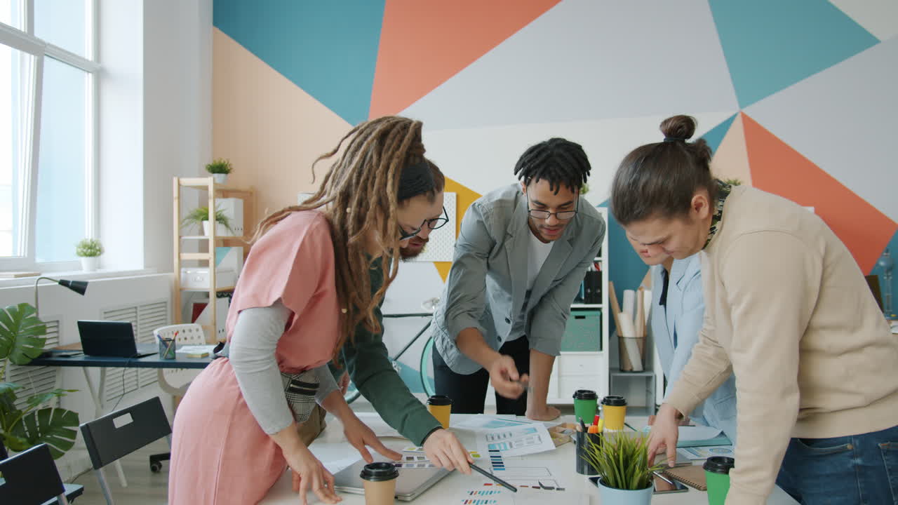 colaboración en equipo en la oficina moderna