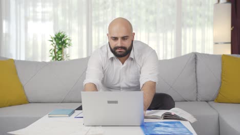 Hombre-Trabajador-De-Oficina-En-Casa-Tomando-Un-Descanso-De-Su-Trabajo.