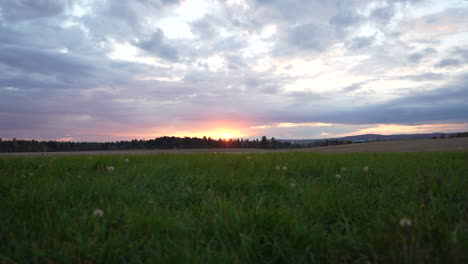 Panorámica-De-Derecha-A-Izquierda-En-Un-Campo-Al-Atardecer