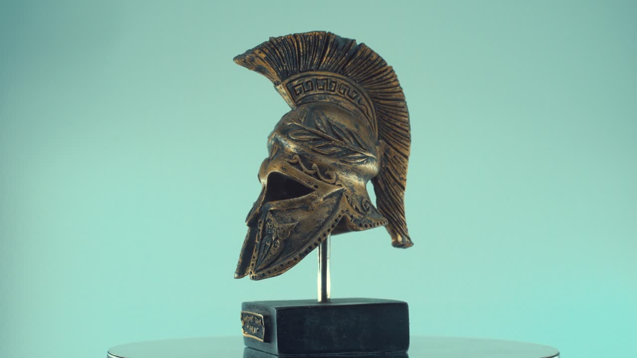 모양과 형태, 스튜디오 조명, 느린 동작, 4k 비디오가 있는 스파르타 전사 고대 그리스 금속 청동 헬멧의 회전 클로즈업 샷