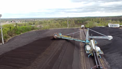 Central-Eléctrica-De-Chvaletice,-Chvaletice,-República-Checa---Manipulación-De-Carbón-En-La-Central-Eléctrica---Drone-Volando-Hacia-Adelante