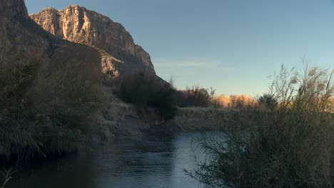 Spärliche-Wüstenvegetation-An-Den-Flussufern-Des-Big-Bend-National-Park-Canyon