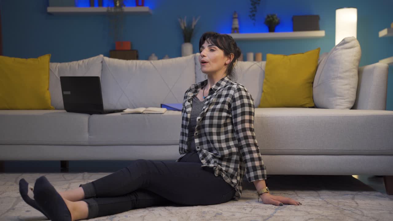 행복한 깊은 호흡 여성.