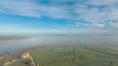 hiperlapso sobre el pantano de casar de caceres una mañana de niebla