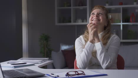 la anciana mujer de negocios se regocija.