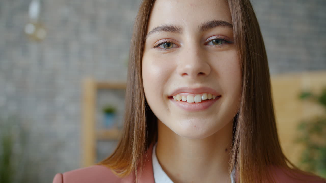 retrato de una mujer joven sonriente