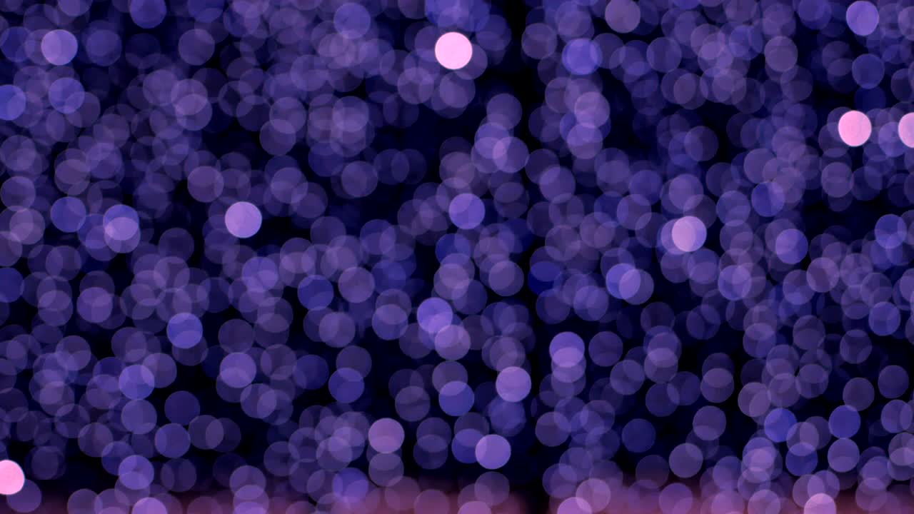el fondo púrpura abstracto de la noche está desenfocado con un bonito bokeh. luces de navidad borrosas bokeh. panorámica a través del borrón.