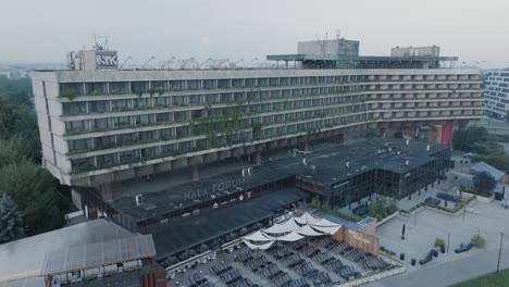 Luftdrohnenaufnahme-Krakau-Polen-Verlassene-Sowjetische-Brutalistische-Struktur-Hala-Forum-Bei-Sonnenaufgang