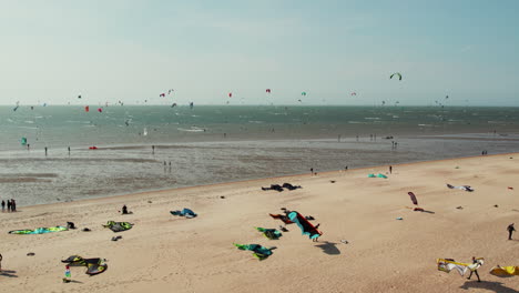 Lugar-Famoso-Para-Los-Deportes-De-Kitesurf-En-La-Playa-Del-Mar-Del-Norte-En-Brouwersdam,-Zelanda,-Países-Bajos