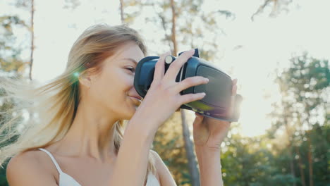 To-Plunge-Into-Virtual-Reality-A-Young-Woman-Puts-On-A-Helmet-Of-A-Virtual-Reality-In-The-Sun-The-Wi