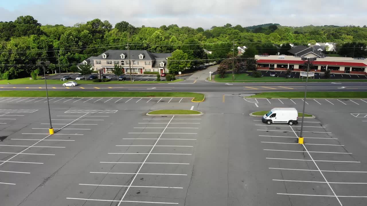 카터스빌 조지아에서 자동차가 도로에 진입합니다.