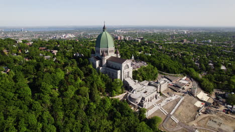 Oratorio-De-San-José,-Día-Soleado-De-Verano-En-Montreal---Retroceso,-Disparo-De-Drone