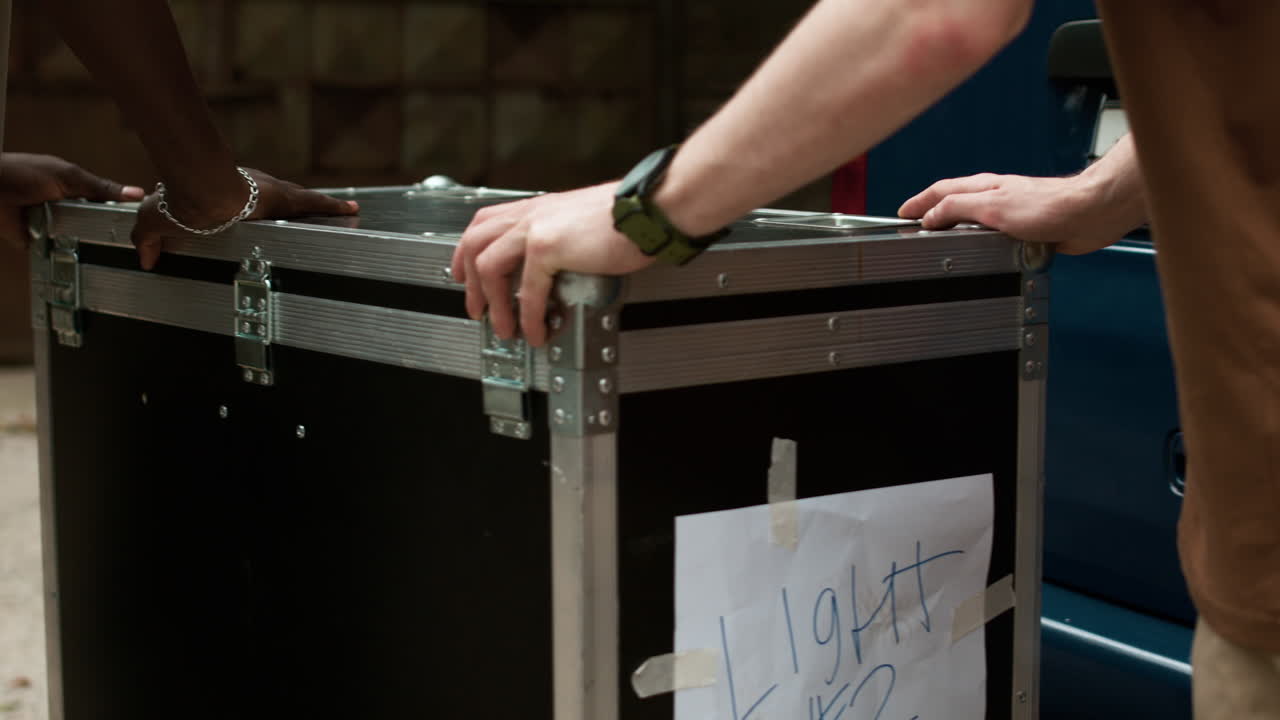 큰 상자를 들고 있는 사람들