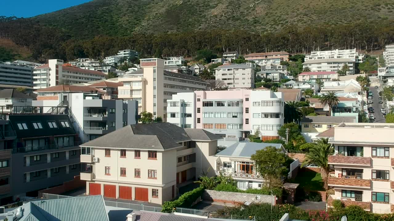 남아프리카 공화국 케이프 타운의 신호 언덕 경사면에 있는 집들 위에 떠 있는 드론 샷