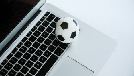 Nahaufnahme-Eines-Fußballs-Auf-Einem-Laptop-In-4K