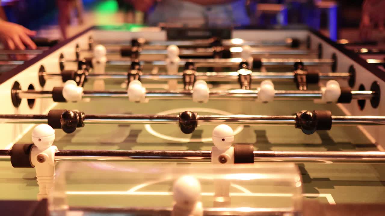 partido de futbolín intenso con movimientos dinámicos de los jugadores