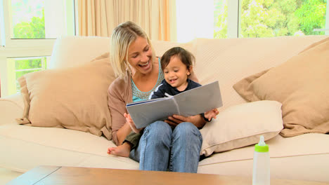 Madre-Y-Bebé-Mirando-Un-Libro-Ilustrado