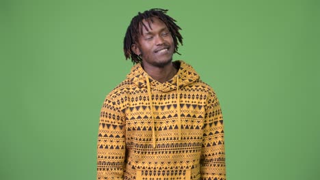 joven africano feliz relajándose con los ojos cerrados