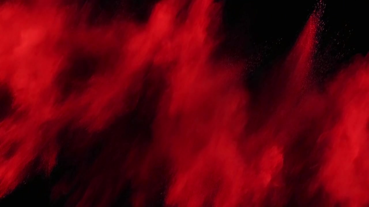Esplosione di polvere rossa vibrante su sfondo nero
