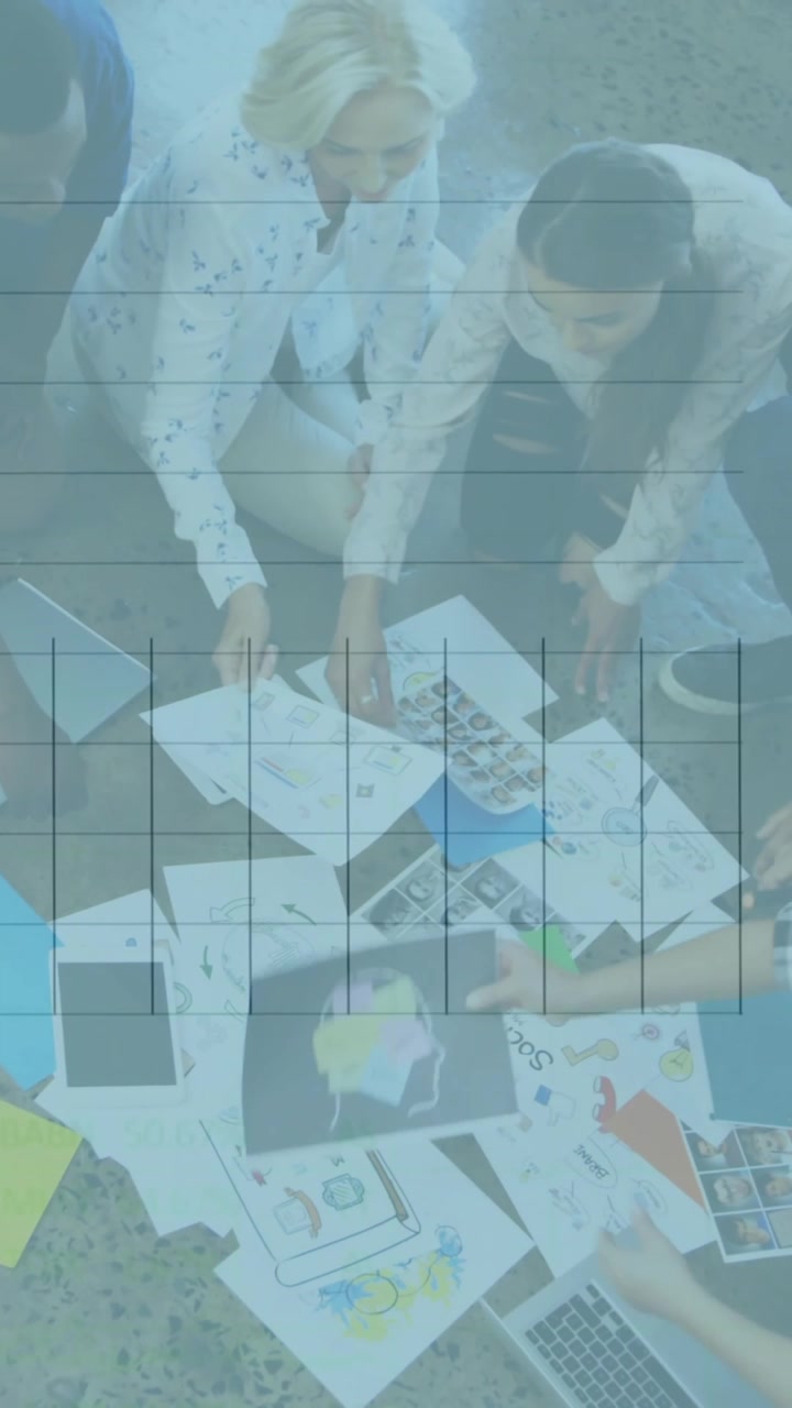 Animación del procesamiento de datos financieros sobre diversas personas de negocios en la oficina