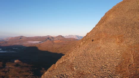 Wanderer,-Der-Bei-Sonnenuntergang-In-Der-Norwegischen-Arktis-Einen-Berg-Erklimmt