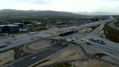 Lapso-De-Tiempo-De-La-I-15-En-Lehi,-Utah,-Cerca-De-La-Montaña-Travers-Y-El-Punto-De-Acción-De-Gracias-Con-El-Tráfico-A-Toda-Velocidad