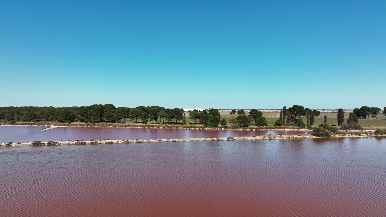 mirando desde los cielos las maravillas de sal de color rosa de aigues-mortes.