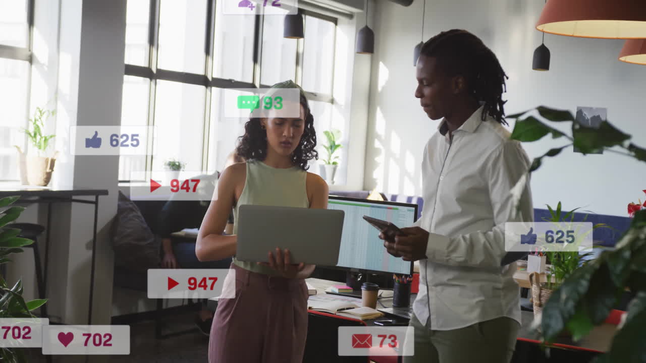 animación de barras de notificación sobre diversos compañeros de trabajo de pie y discutiendo informes en la oficina