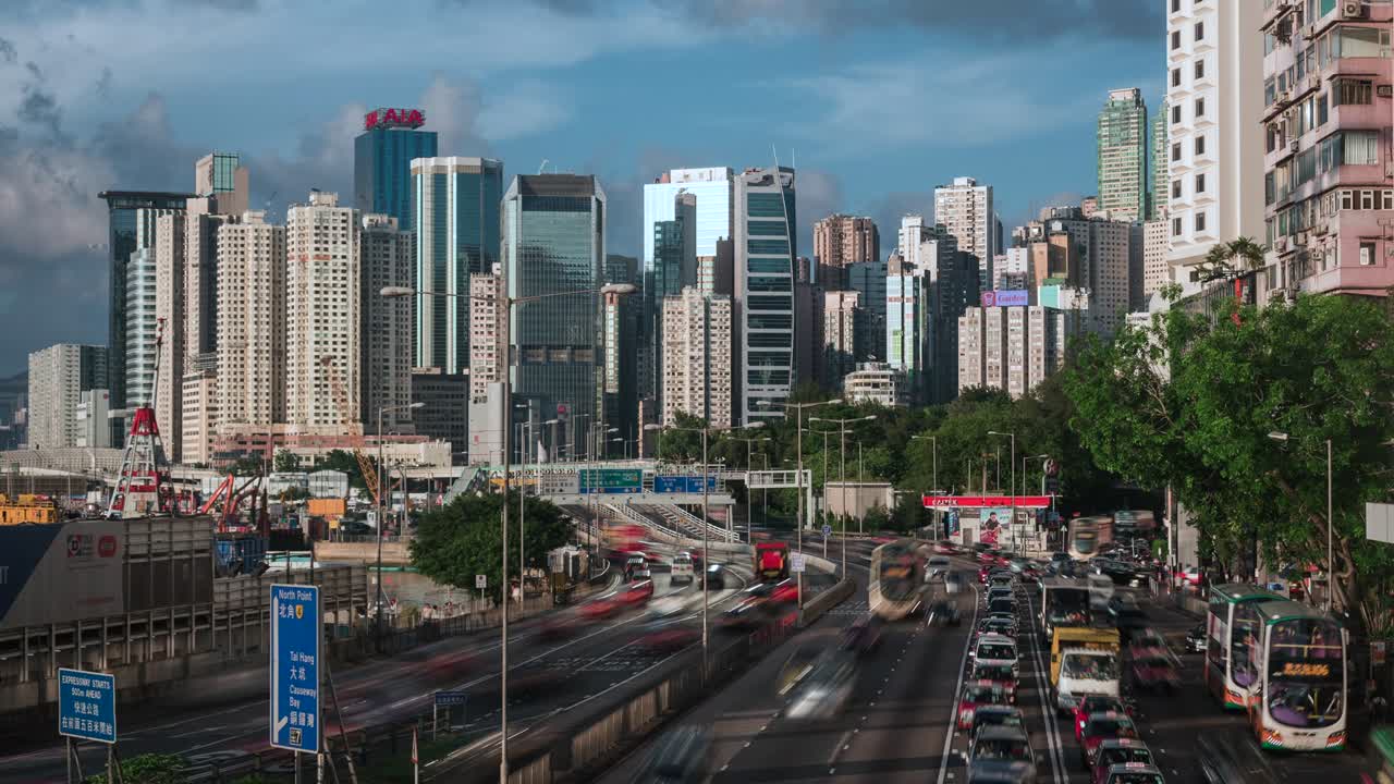 vista en timelapse del tráfico en la hora pico en la bahía de causeway en hong kong, china