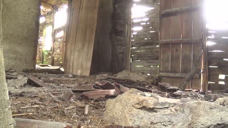 esta es una filmación del interior de una casa vieja y abandonada, piso, puerta y ventana