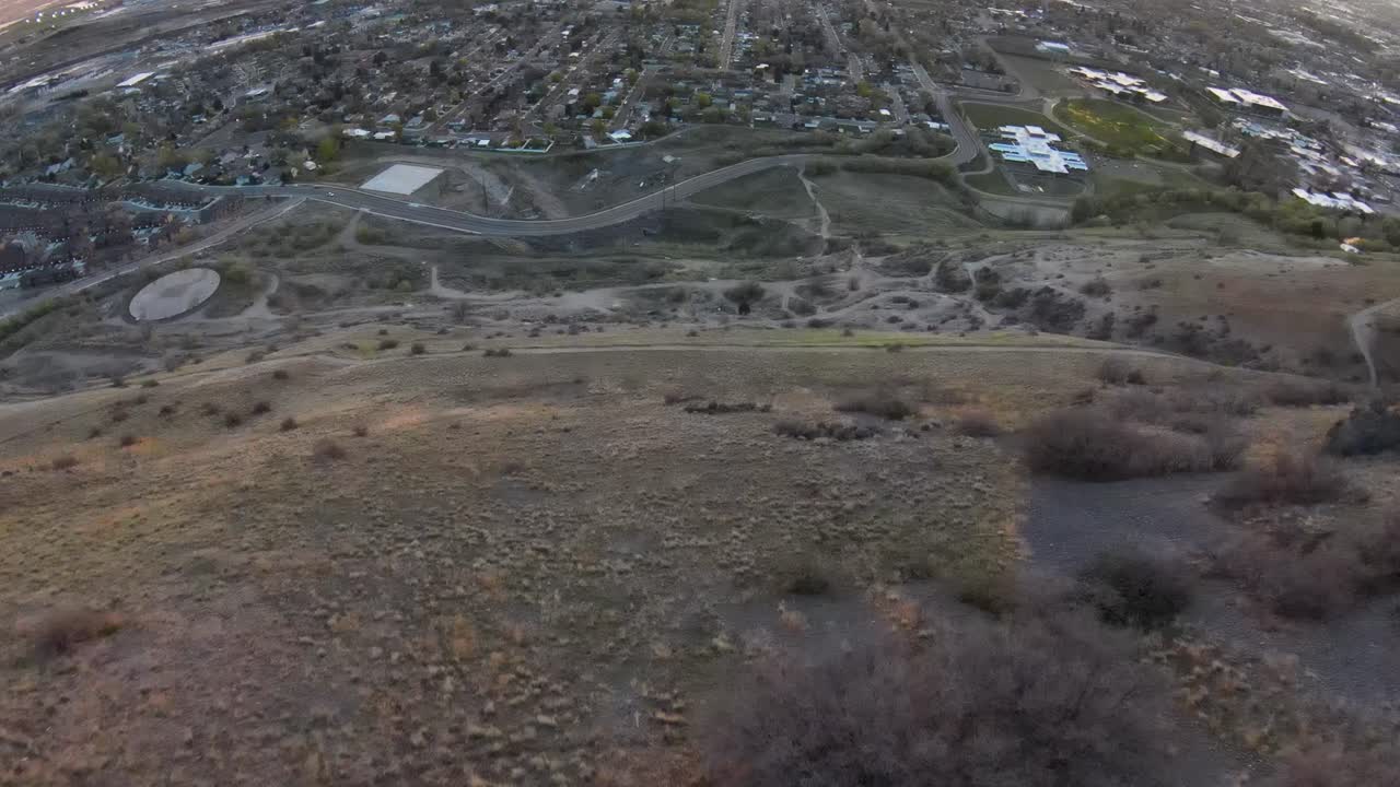 일몰 동안 놀라운 색상으로 유타의 프로보 시까지 가파른 산을 내려가는 공중 전망